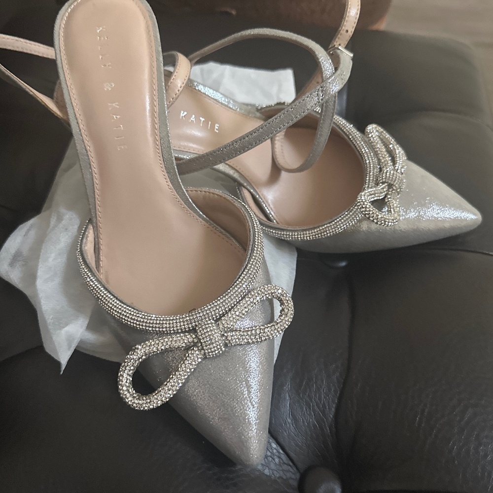 7.5 KellY & Katie Silver sling back with 3 /2 inch heel
